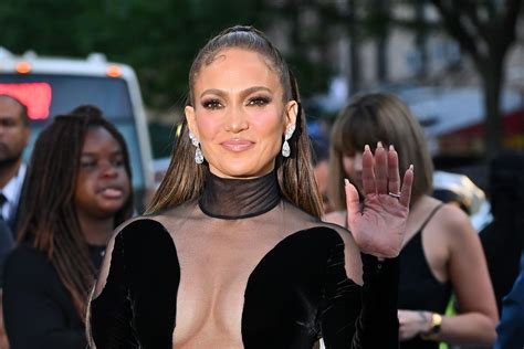 Jennifer Lopez dévoile ses (somptueuses) robes de mariée